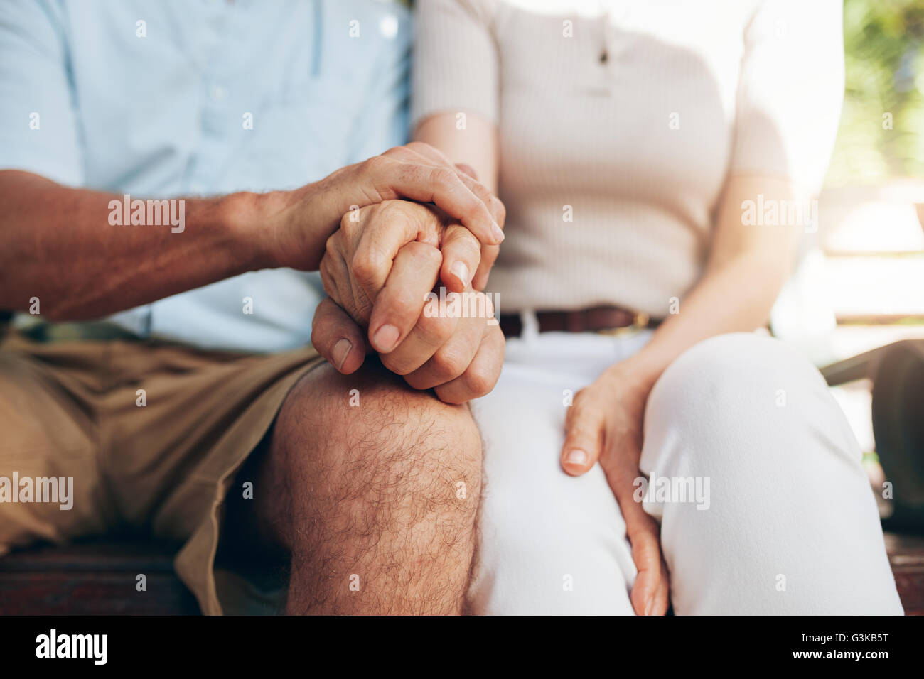 Close up shot of senior couple holding hand. Couple d'amoureux assis ensemble et tenir la main. Se concentrer sur les mains. Banque D'Images