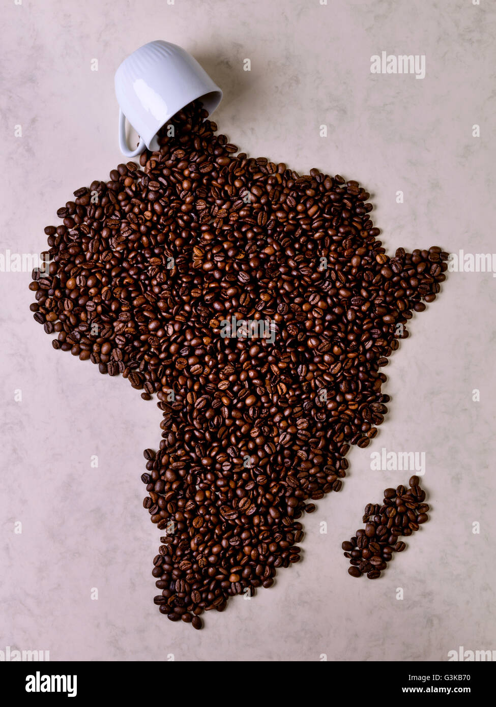 Coupe de l'automne, les grains de café café formant la carte de l'Afrique Banque D'Images