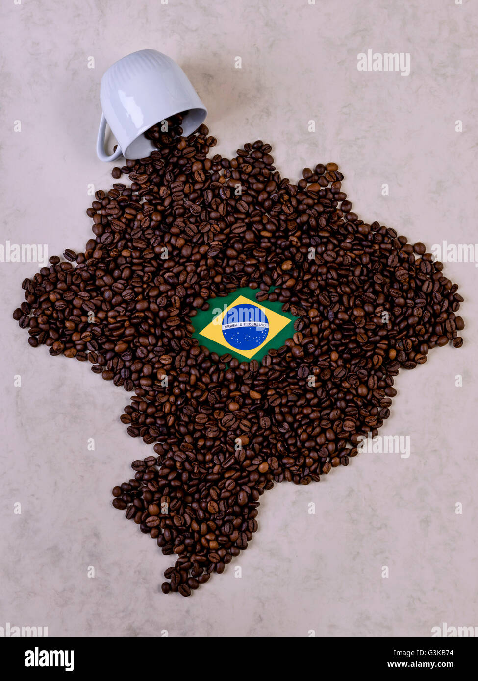 Coupe de l'automne, les grains de café café formant la carte du Brésil Banque D'Images