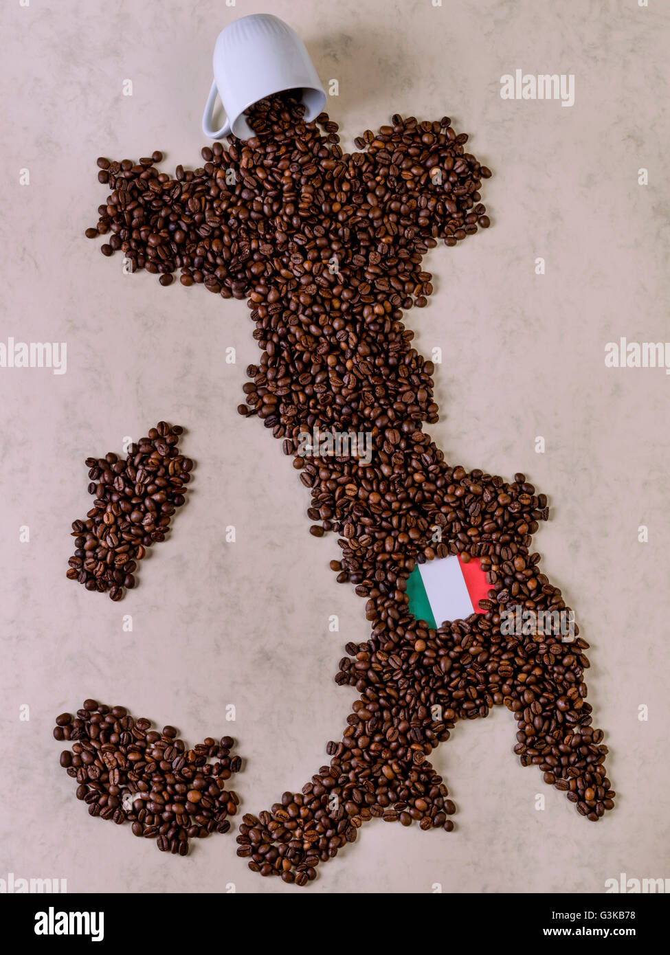 Coupe de l'automne, les grains de café café formant la carte de l'Italie Banque D'Images