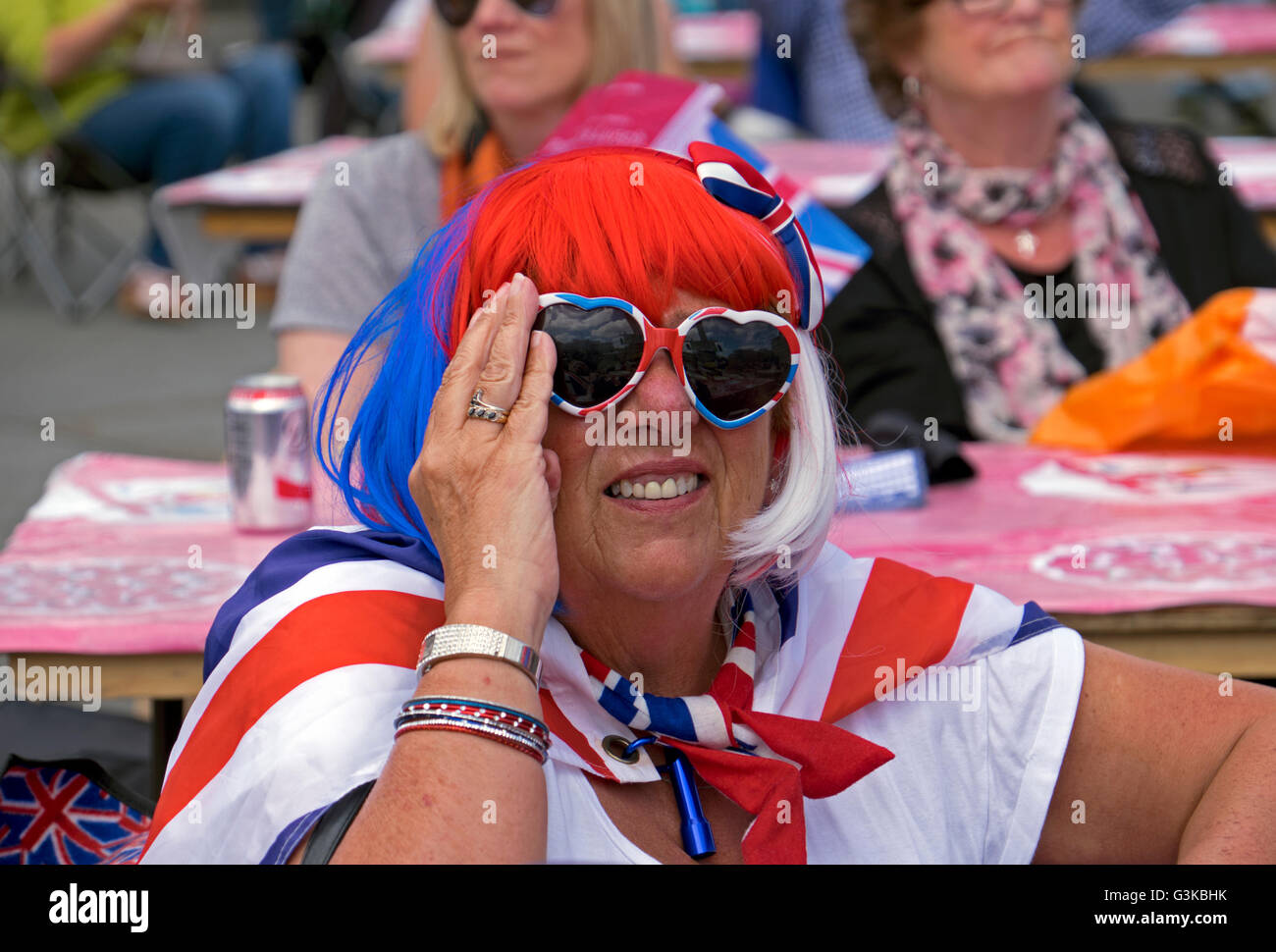 Les gens célébrant le 90e anniversaire de la Reine Elizabeth à Trafalgar Square à Londres Banque D'Images