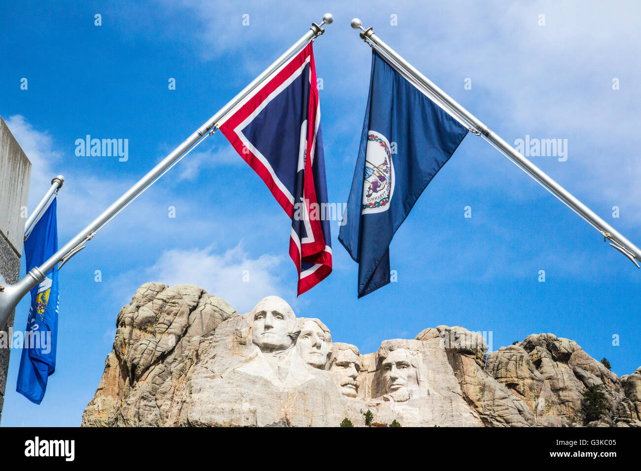 Mt Rushmore sculpture tête de 4 présidents des USA et de drapeaux d'état Banque D'Images