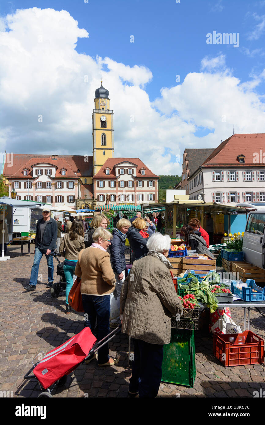 Marché avec des maisons jumelles' et 'Muenster St. Jean Baptiste, marché hebdomadaire, l'Allemagne, Bade-Wurtemberg, Taubertal, Mauvais Merg Banque D'Images