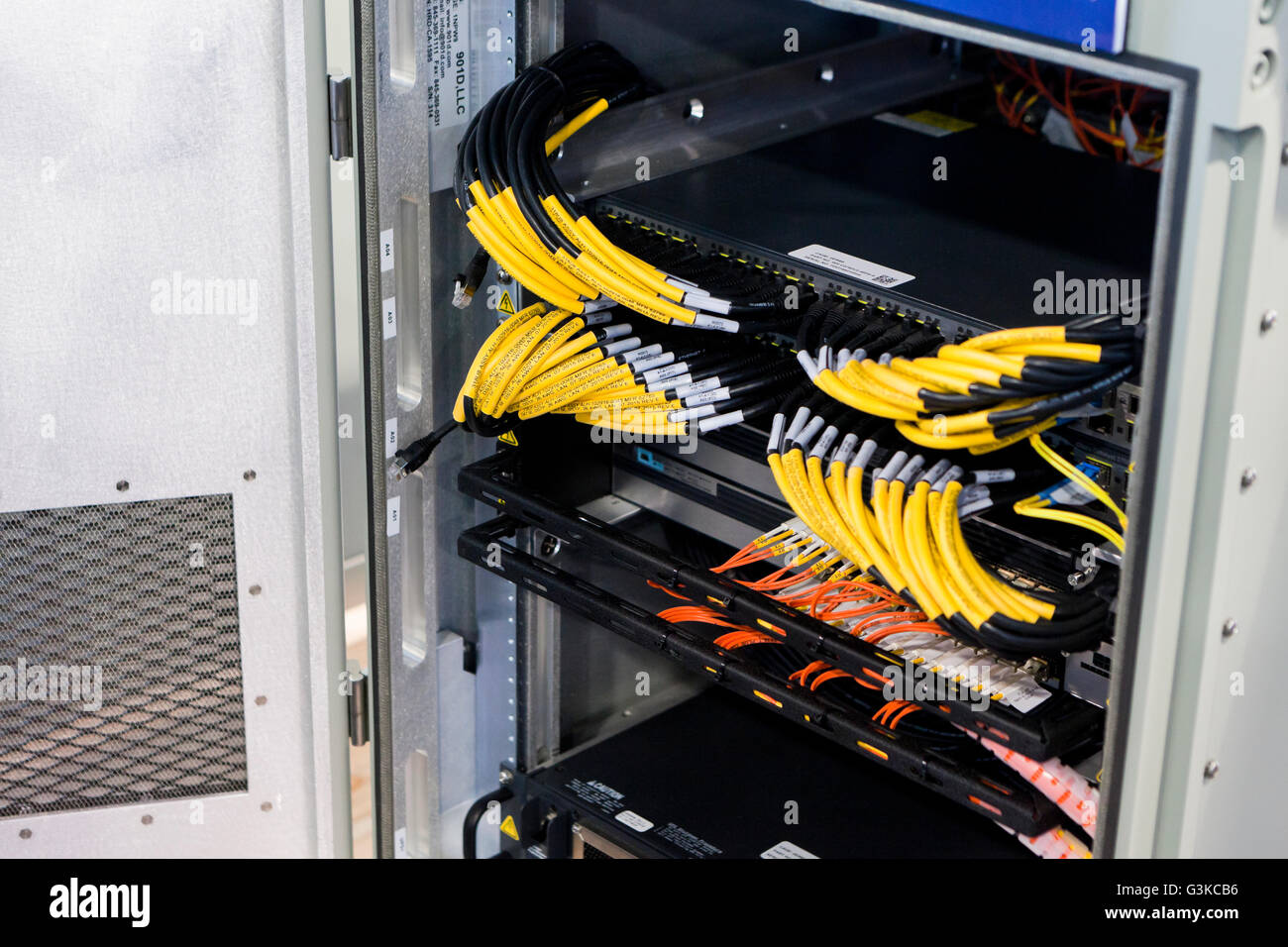 Câble réseau connecteurs au dos de l'interrupteur hub - USA Banque D'Images