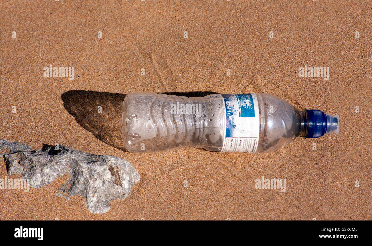 Bouteille d'eau en plastique sur une plage Banque D'Images