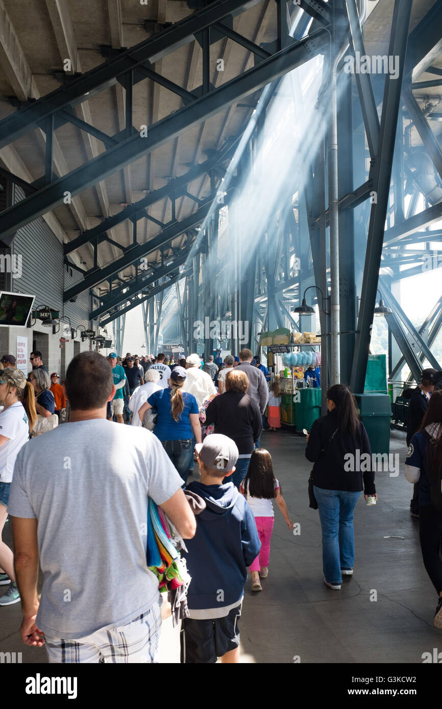 Mariners de Seattle fans marche à travers un concours de Safeco Field. Banque D'Images