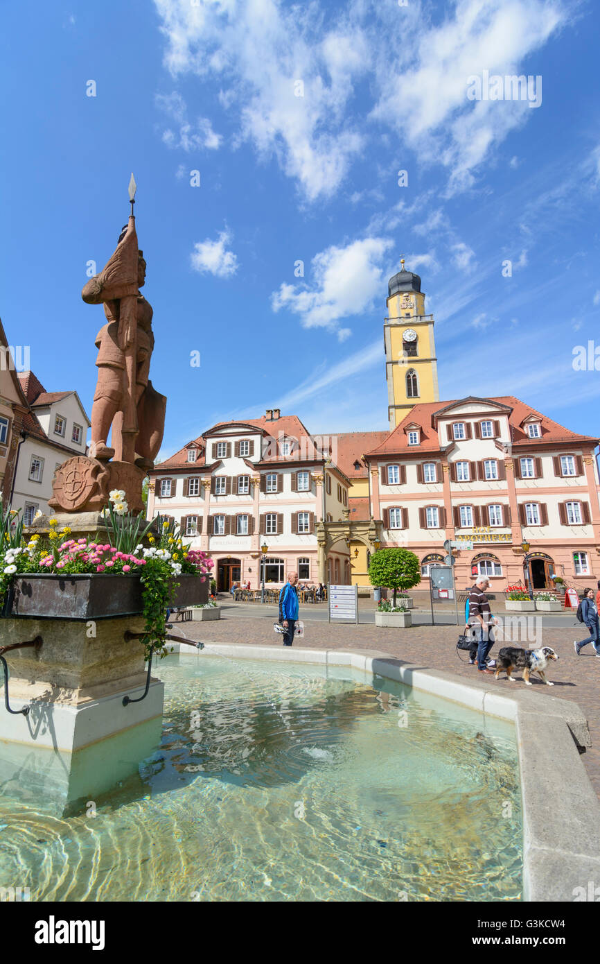 Bien marché avec knight sur place du marché avec les maisons jumelles' et 'Muenster St. Jean Baptiste, l'Allemagne, Bade-Wurtemberg, Taube Banque D'Images