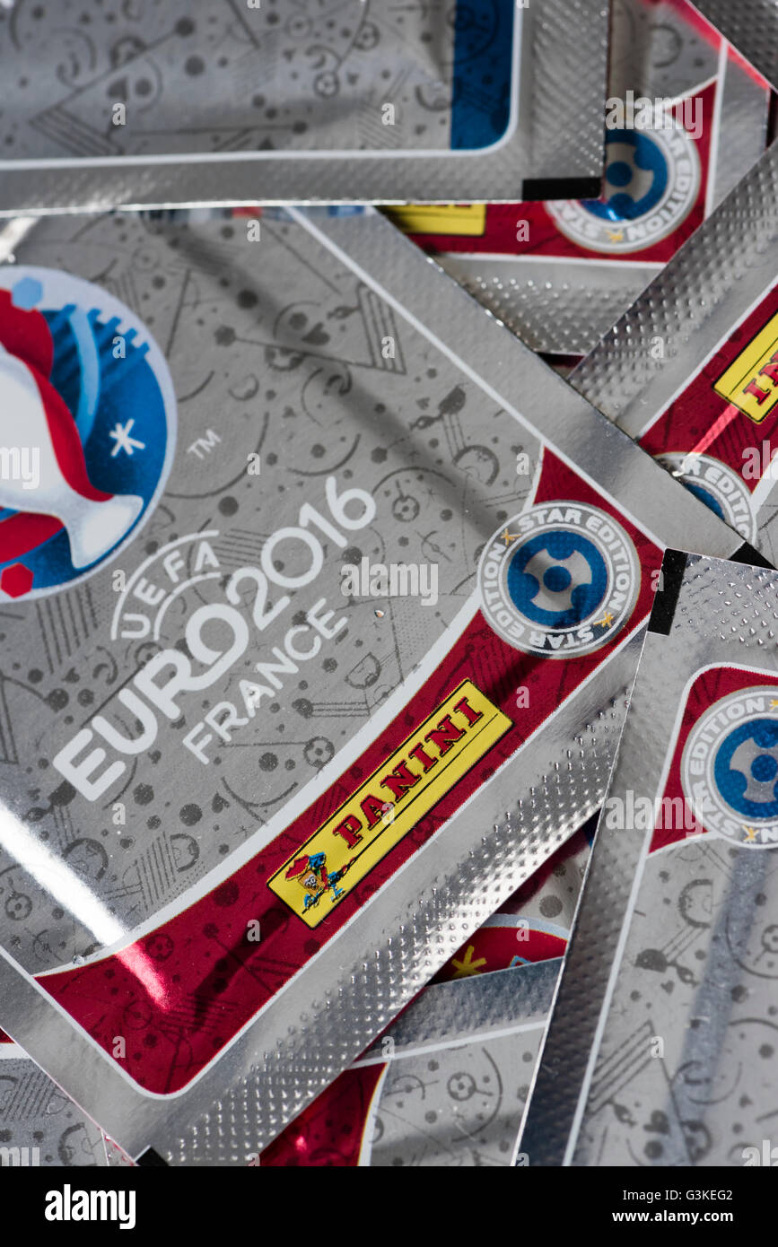 Vue rapprochée de brillants, non décachetées paquets contenant les cartes d'échanges Panini pour l'UEFA Euro 2016 de football. Banque D'Images