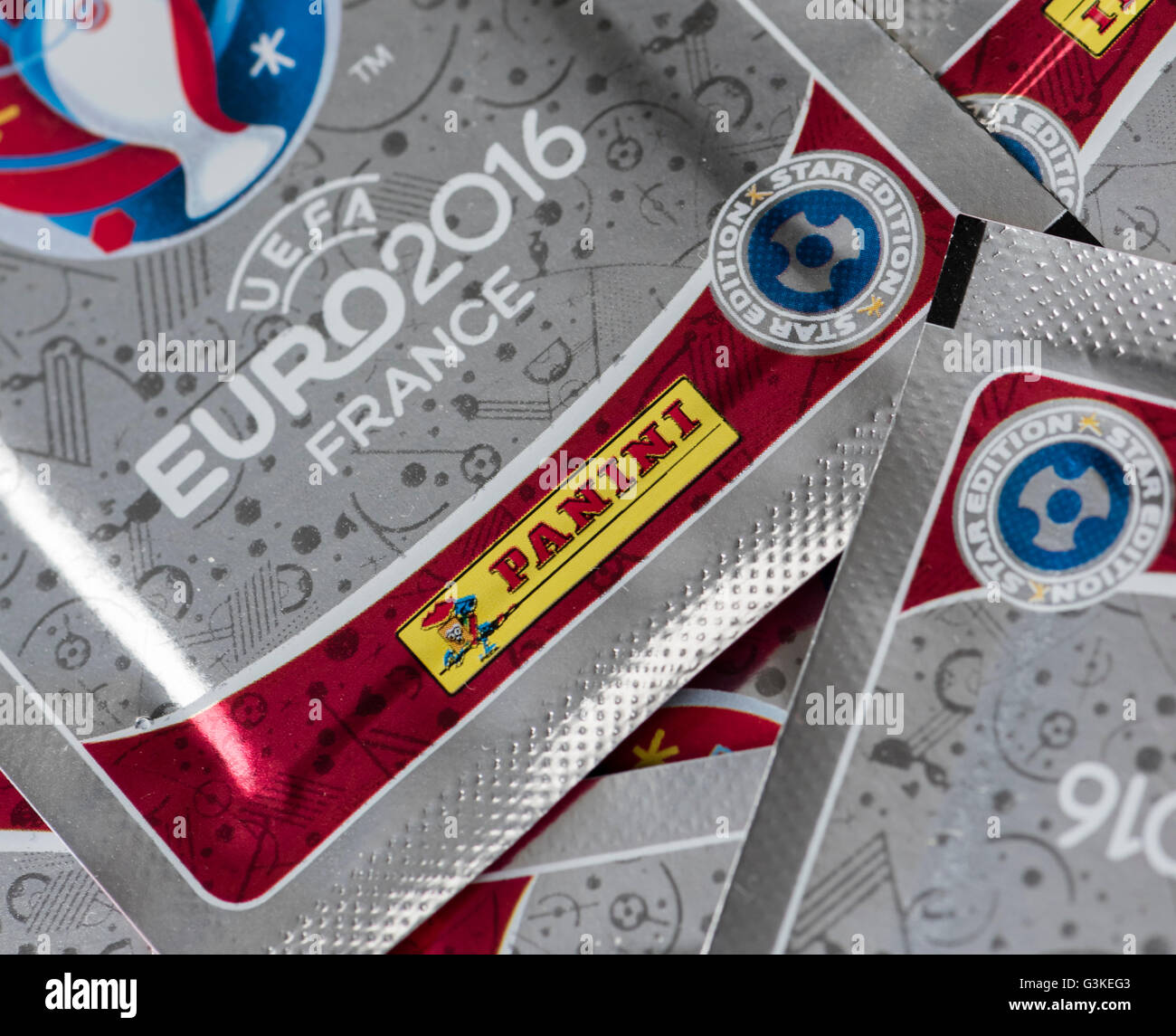 Vue rapprochée de brillants, non décachetées paquets contenant les cartes d'échanges Panini pour l'UEFA Euro 2016 de football. Banque D'Images