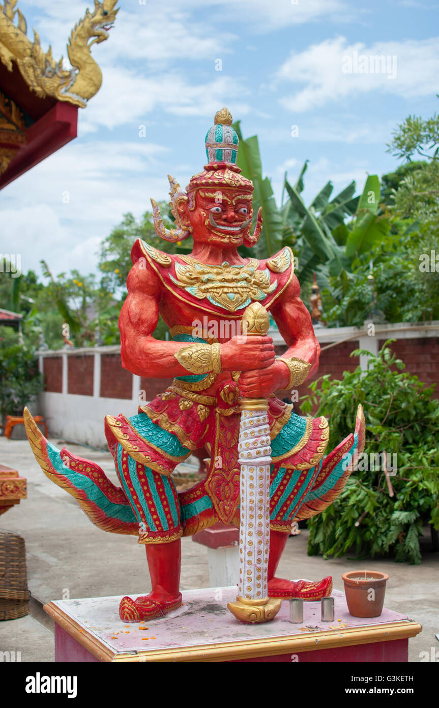 Statue géante un garde avant de la porte du temple Banque D'Images