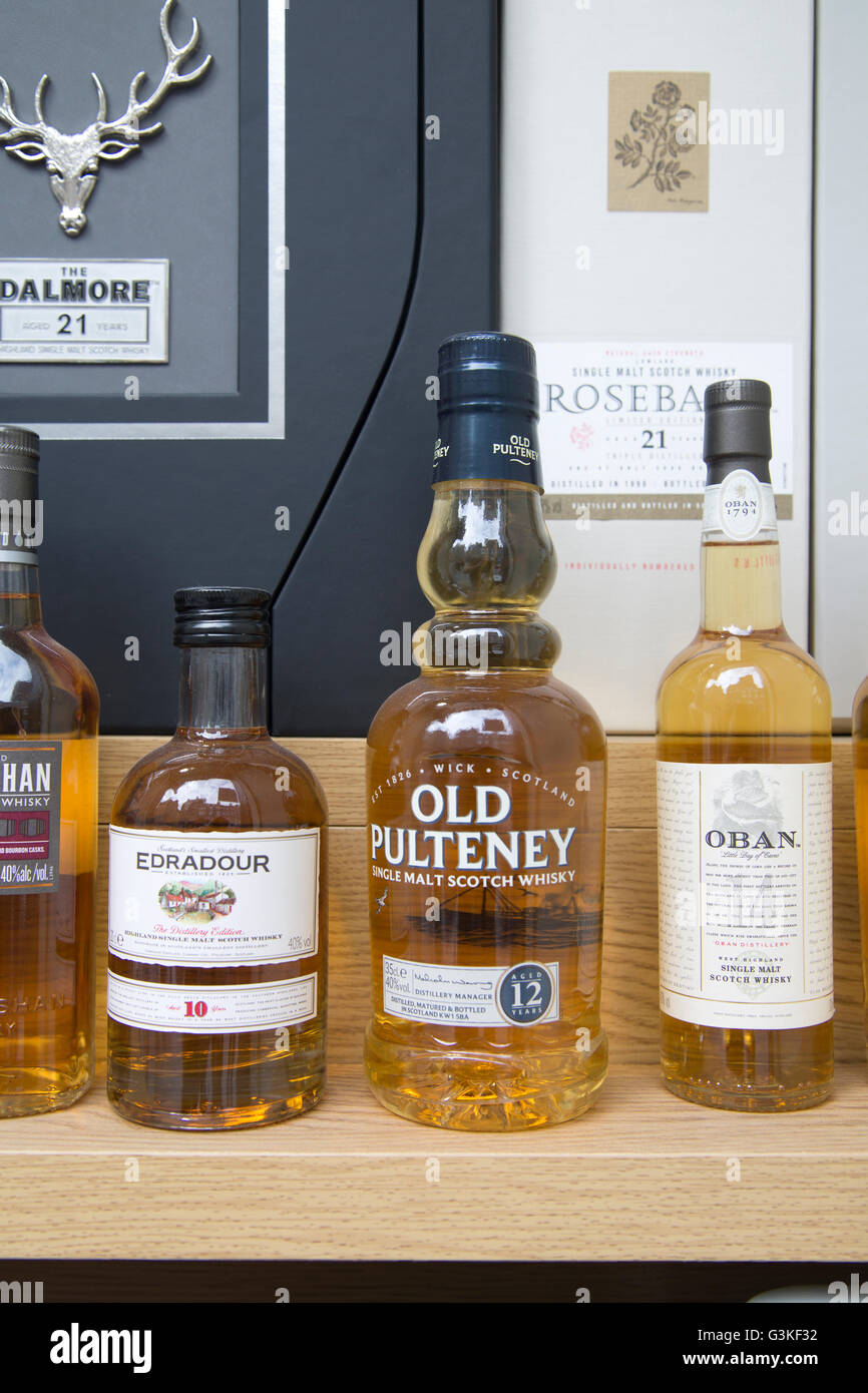 Bouteilles en vente sur Royal Mile, Édimbourg, Écosse Banque D'Images