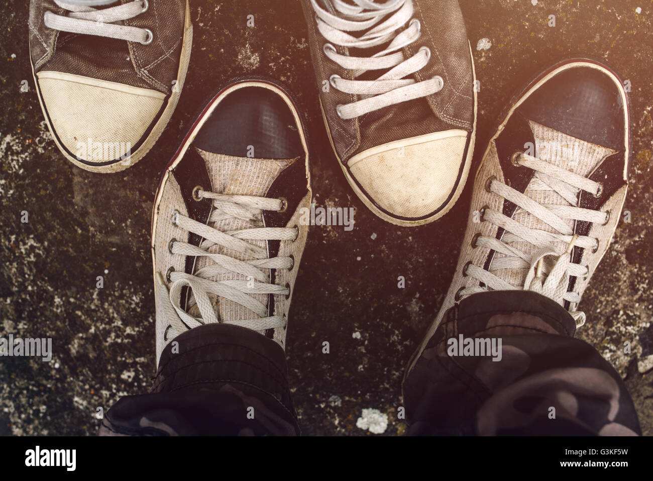 Vue de dessus d'espadrilles de dessus sur route asphaltée, deux jeunes gay man en face de l'autre Banque D'Images
