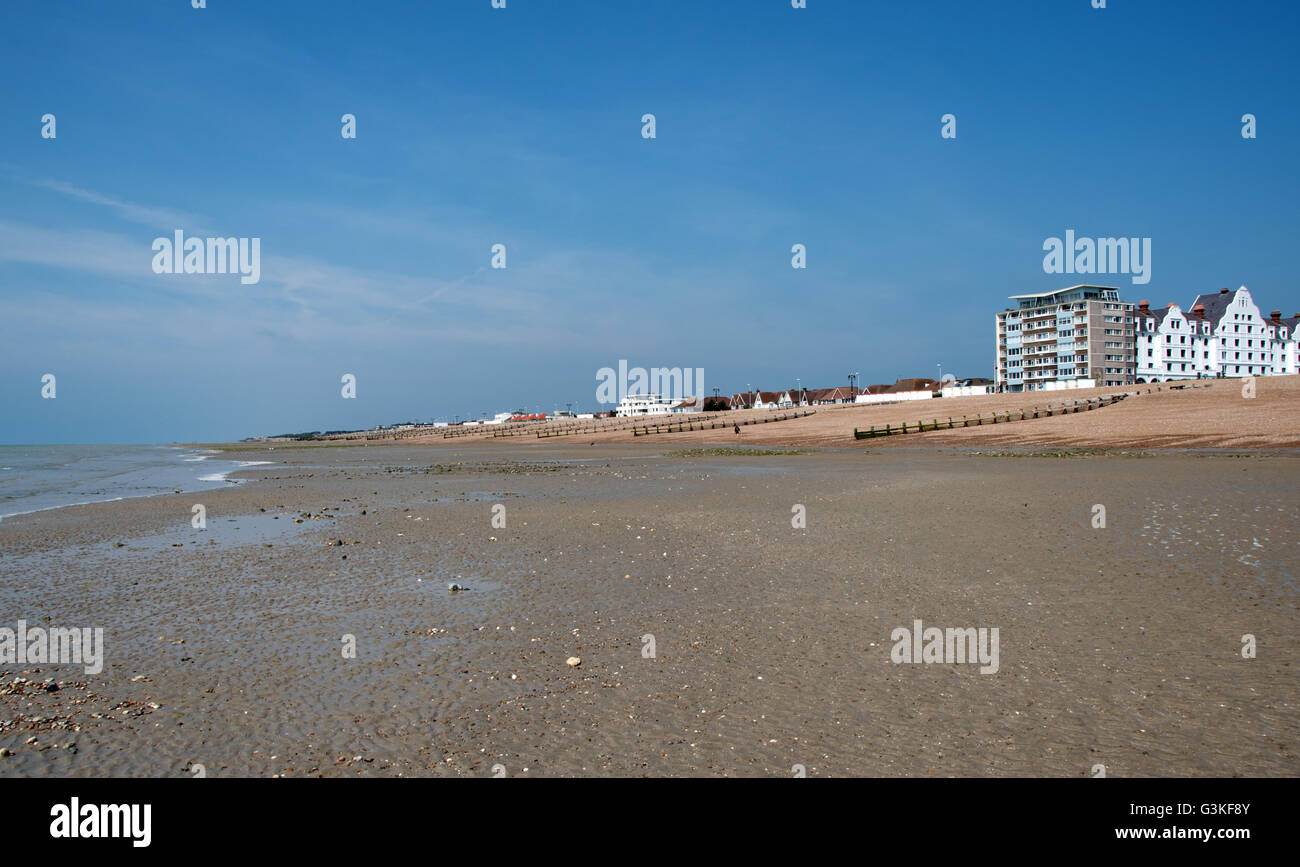 Vue vers l'ouest de la plage de Worthing, West Sussex, UK Banque D'Images