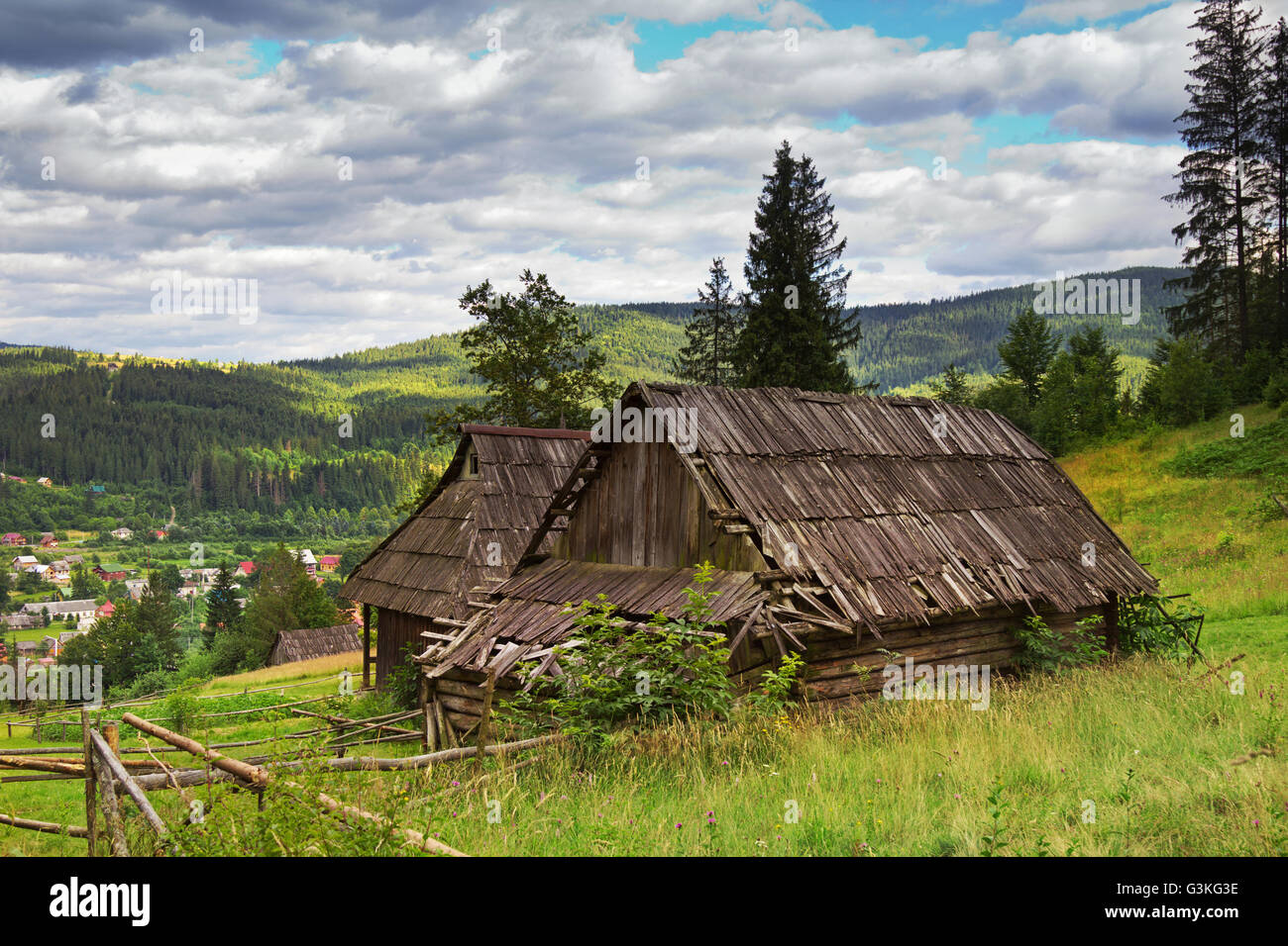 Maison abandonnée à Carpatian montagnes, l'Ukraine. Banque D'Images