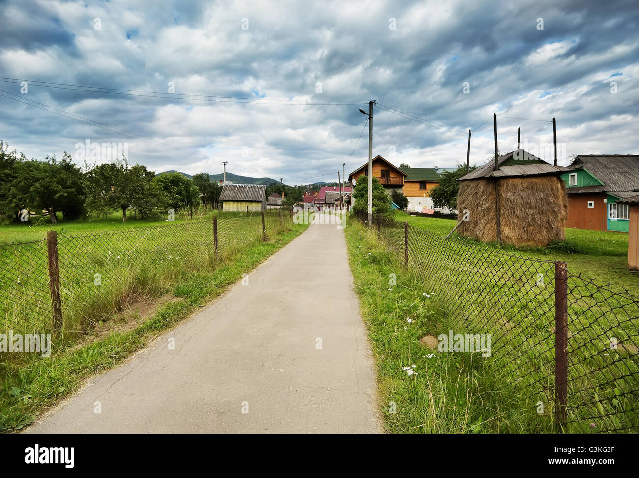 Village de l'Est de montagnes des Carpates en été, de l'Ukraine Banque D'Images