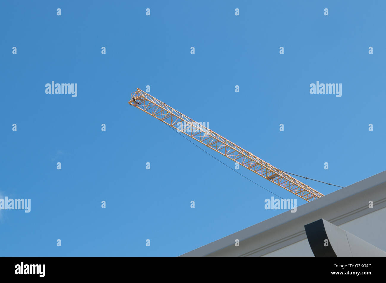 Site de construction grue jaune jaune bleu ciel. une haute flèche de grue at construction site avec fond de ciel bleu clair jour. Banque D'Images