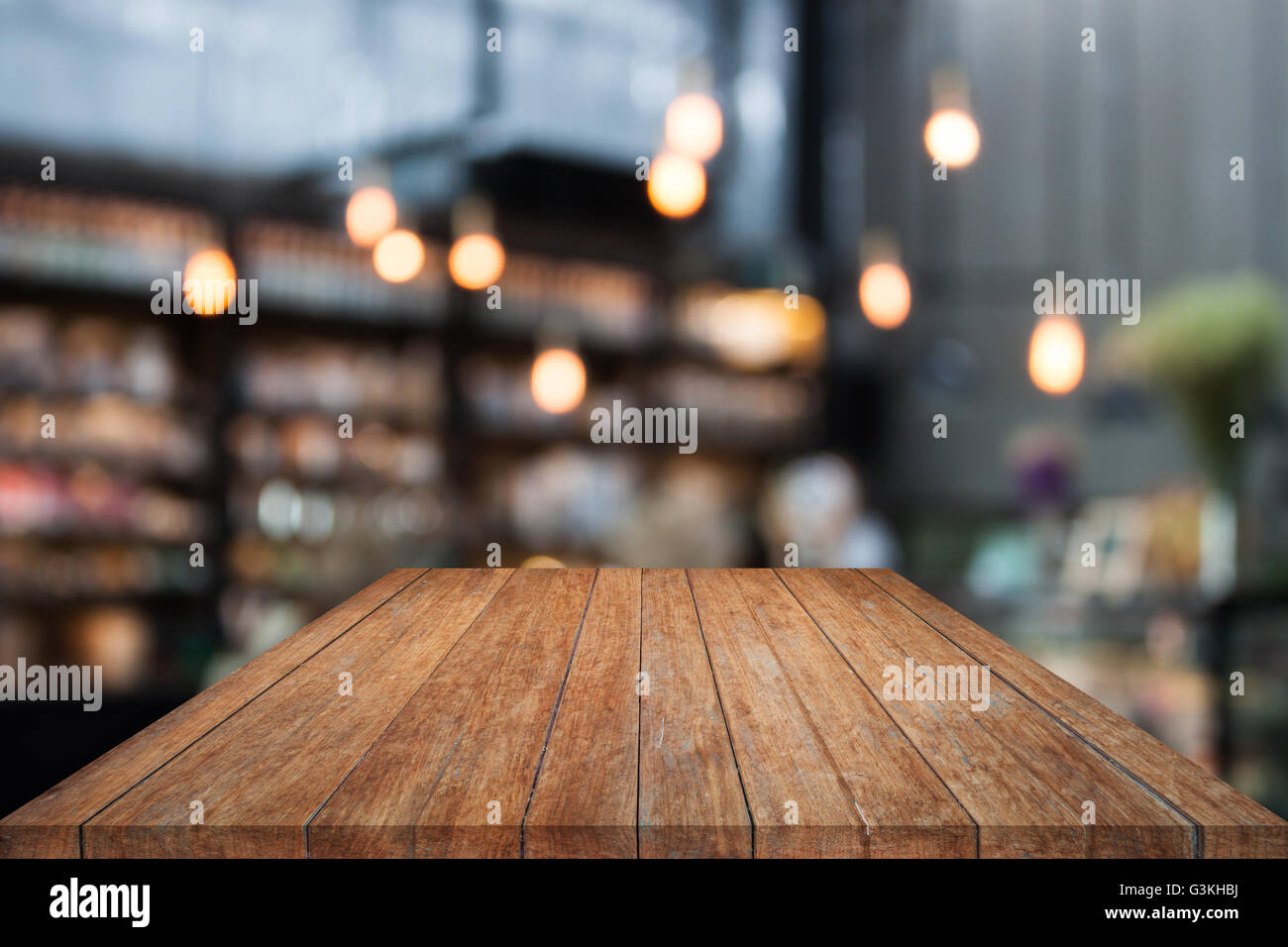 Haut de table bois avec café fond flou avec bokeh Banque D'Images