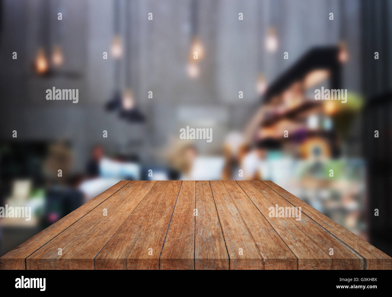 En bois de table avec arrière-plan flou dans coffee shop, stock photo Banque D'Images