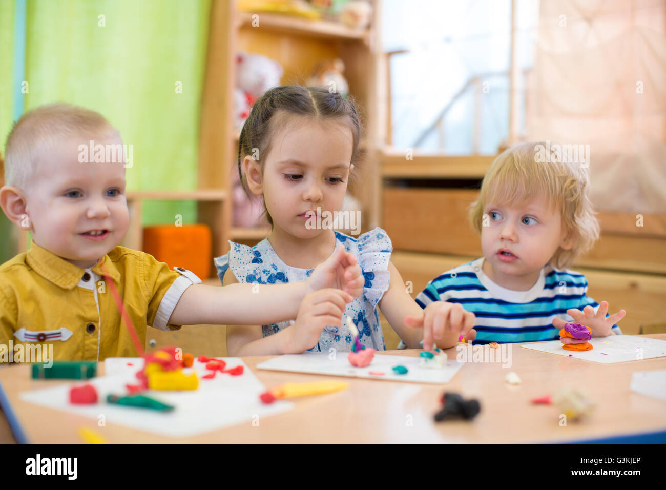 Faire de l'artisanat pour les enfants en garderie maternelle Banque D'Images