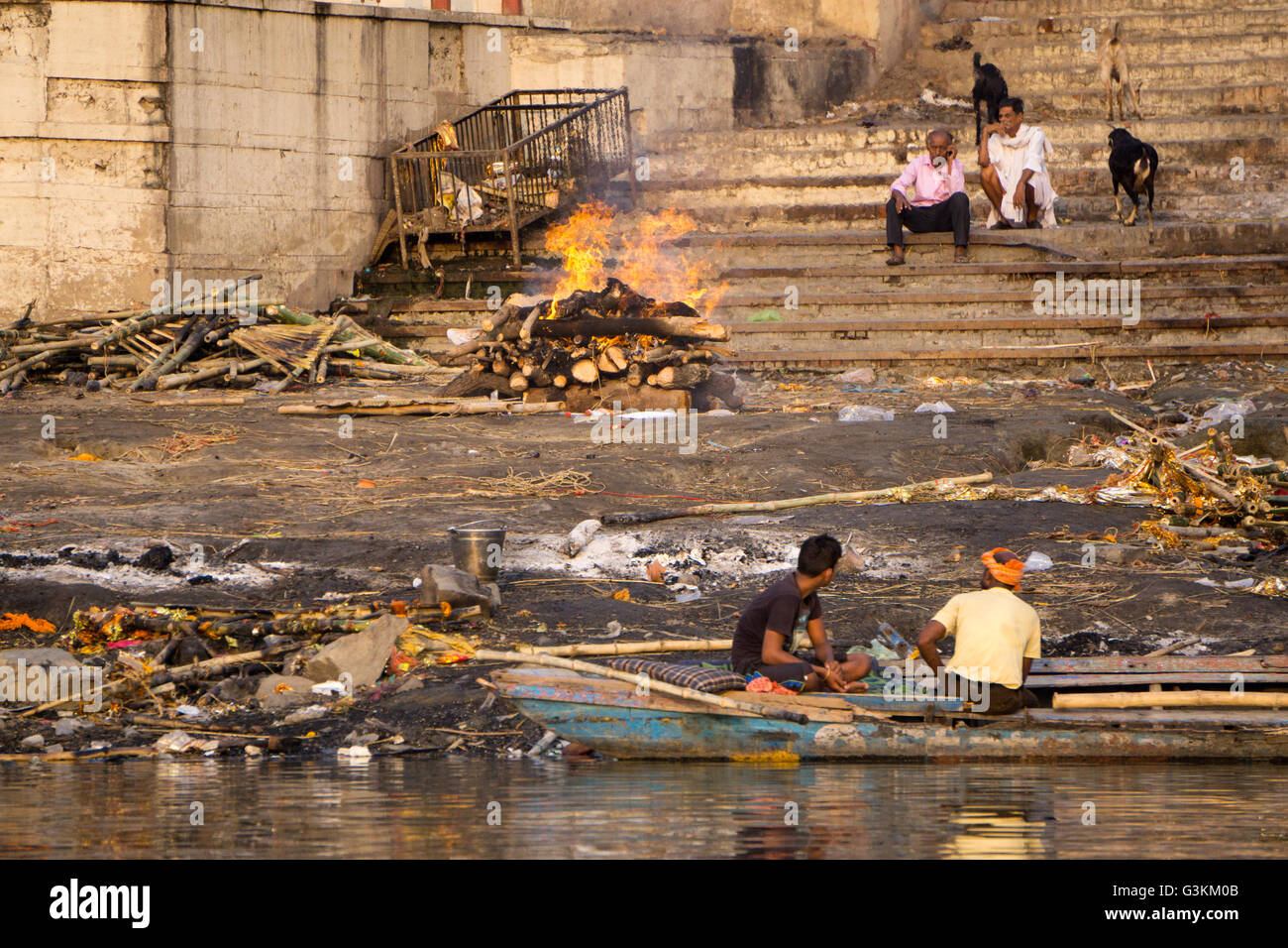 Corps en feu à un ghat de Varanasi Banque D'Images Corps en feu à un ghat de Varanasi Banque D'Images