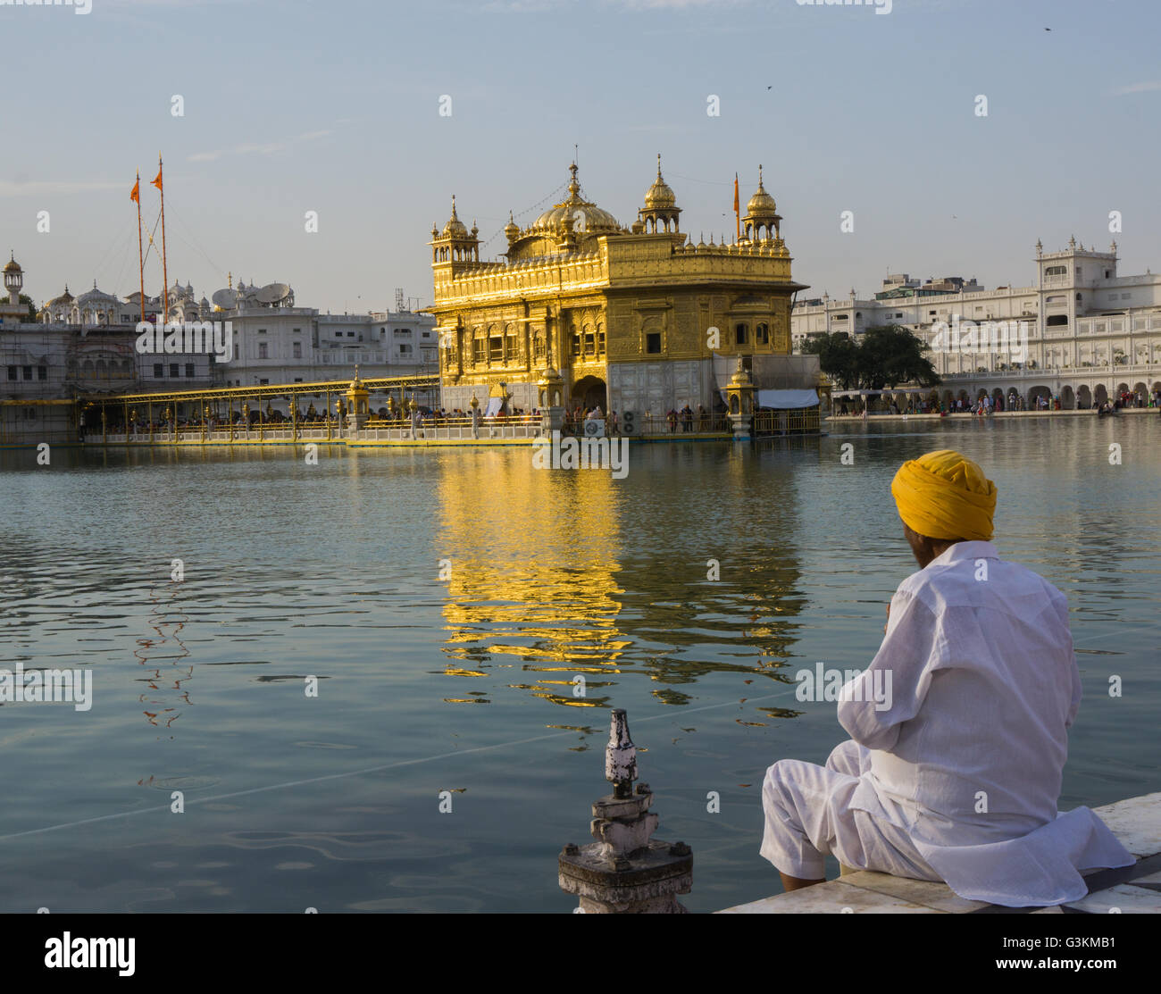 Homme priant devant le Temple d'or à Amritsar Banque D'Images