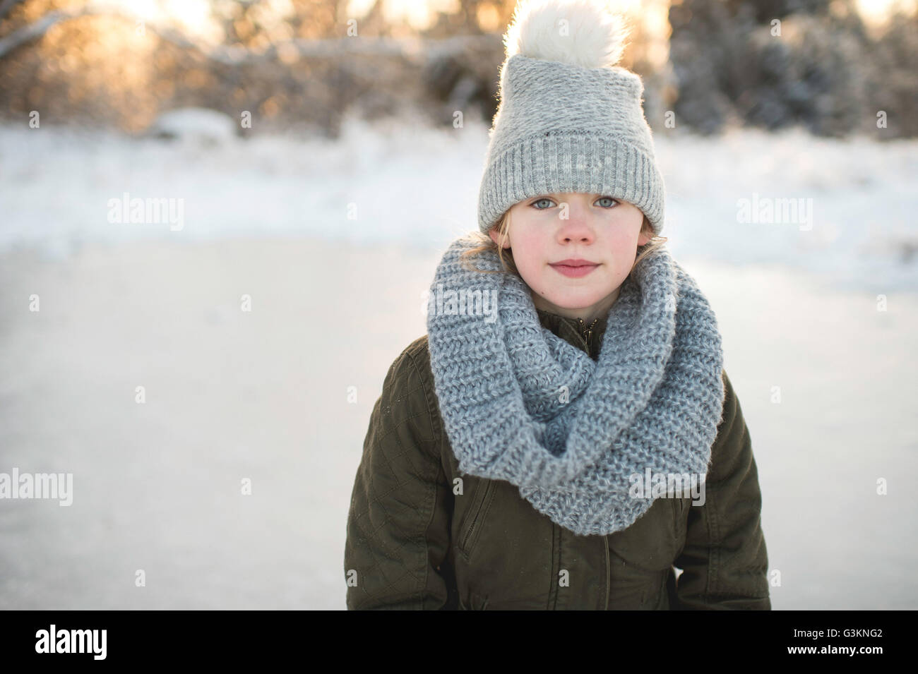 Portrait of young girl in snowy landscape Banque D'Images