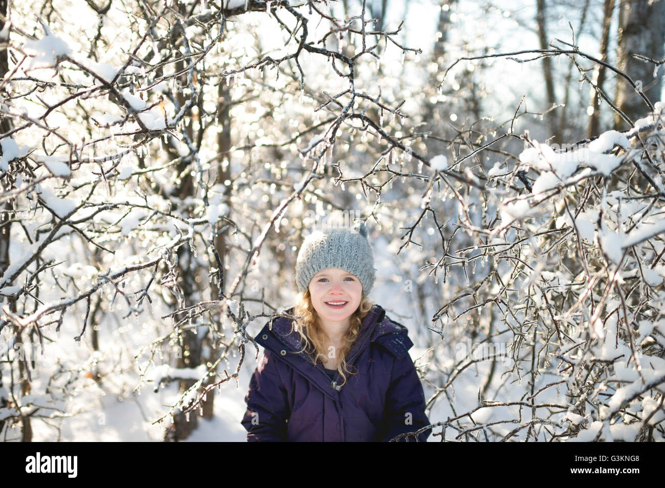 Portrait of young girl in snowy landscape Banque D'Images