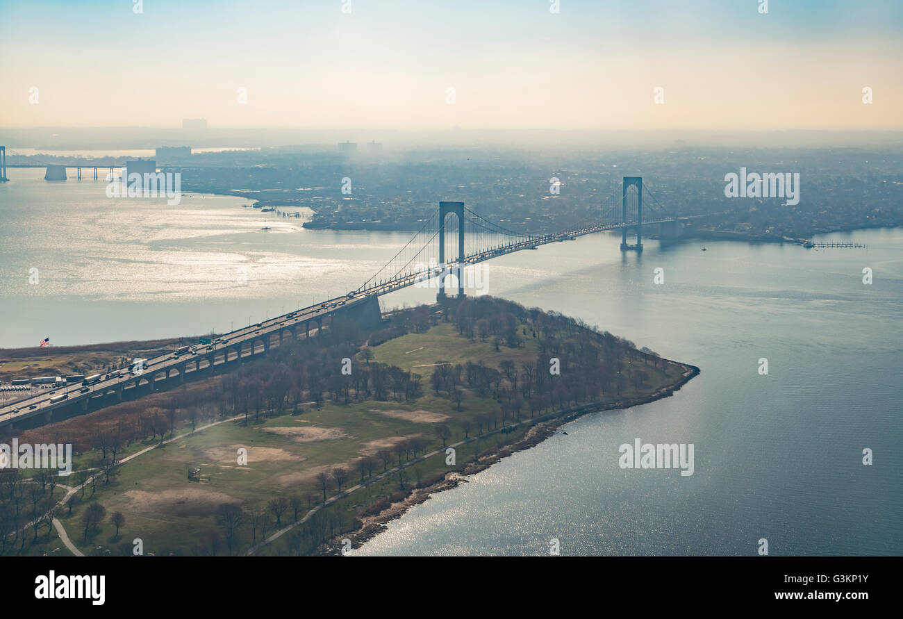Vue aérienne du pont qui traverse l'East River, New York, USA Banque D'Images