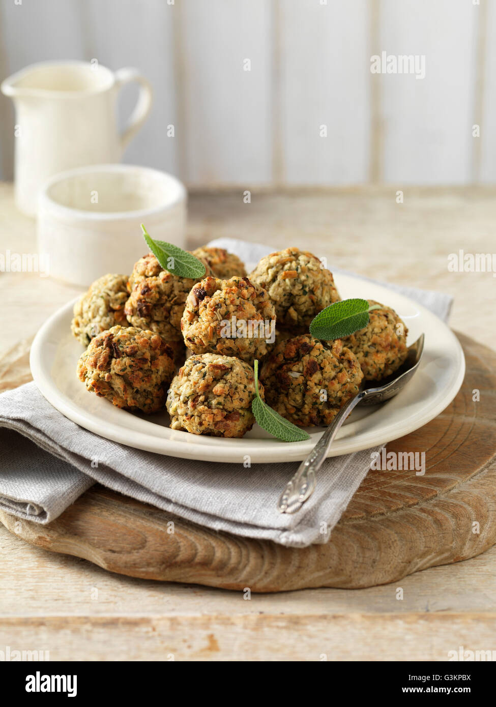 La sauge et l'oignon vert, boules de farce avec les herbes sur la plaque Banque D'Images