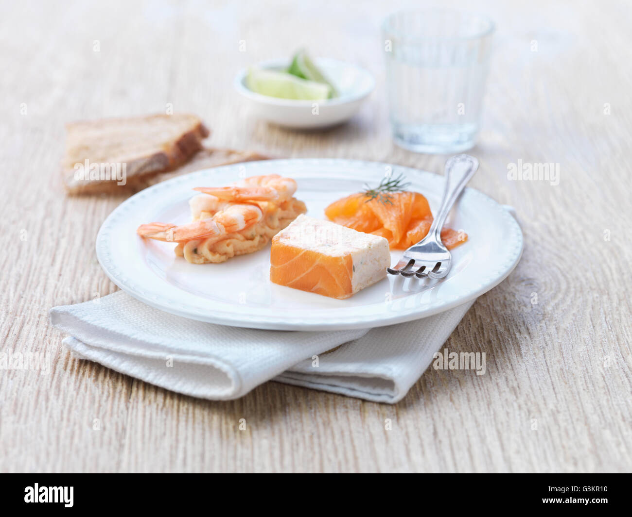 Lochmuir saumon et langoustines assiette de dégustation on white plate Banque D'Images