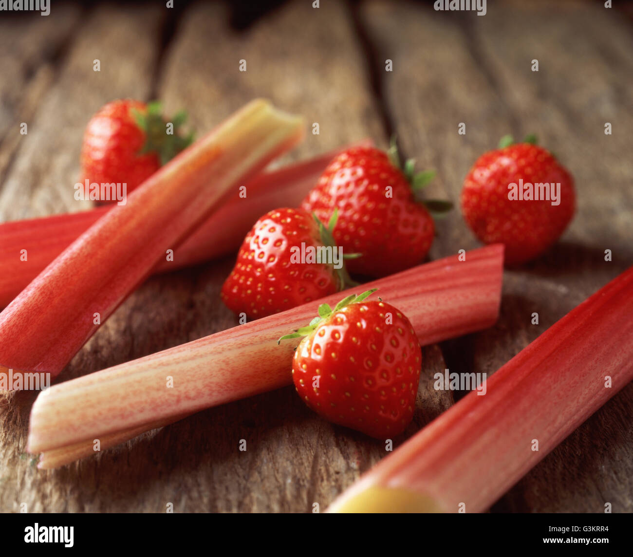 Fraises et rhubarbe sur table en bois, close-up Banque D'Images
