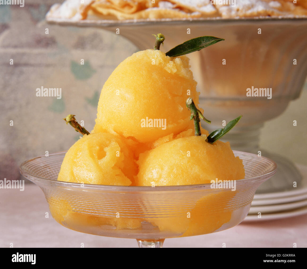 Dessert sorbet orange dans un plat en verre, close-up Banque D'Images