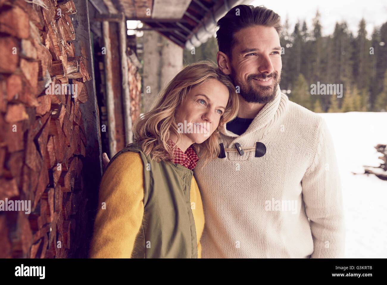 Couple debout à l'extérieur en hiver, Elmau, Bavière, Allemagne Banque D'Images