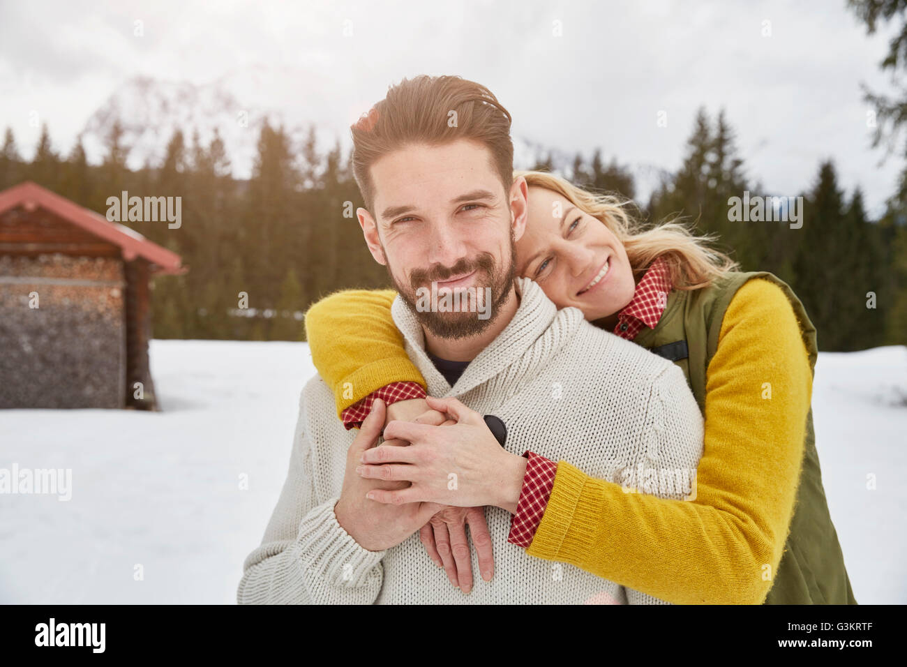 Portrait de couple romantique dans la neige, Elmau, Bavière, Allemagne Banque D'Images