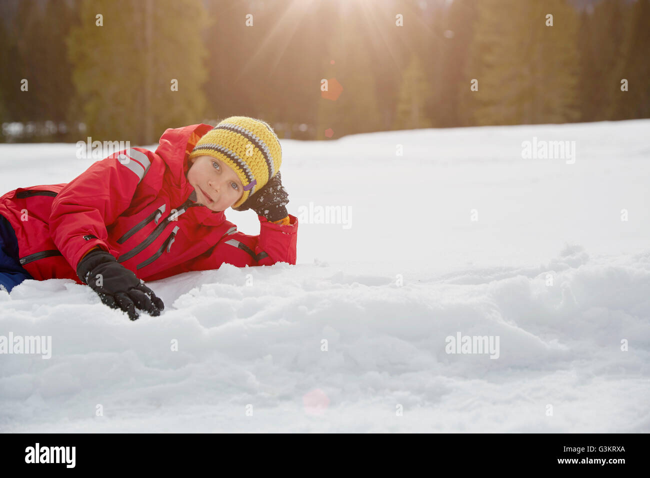 Portrait de garçon couché sur la neige, Elmau, Bavière, Allemagne Banque D'Images