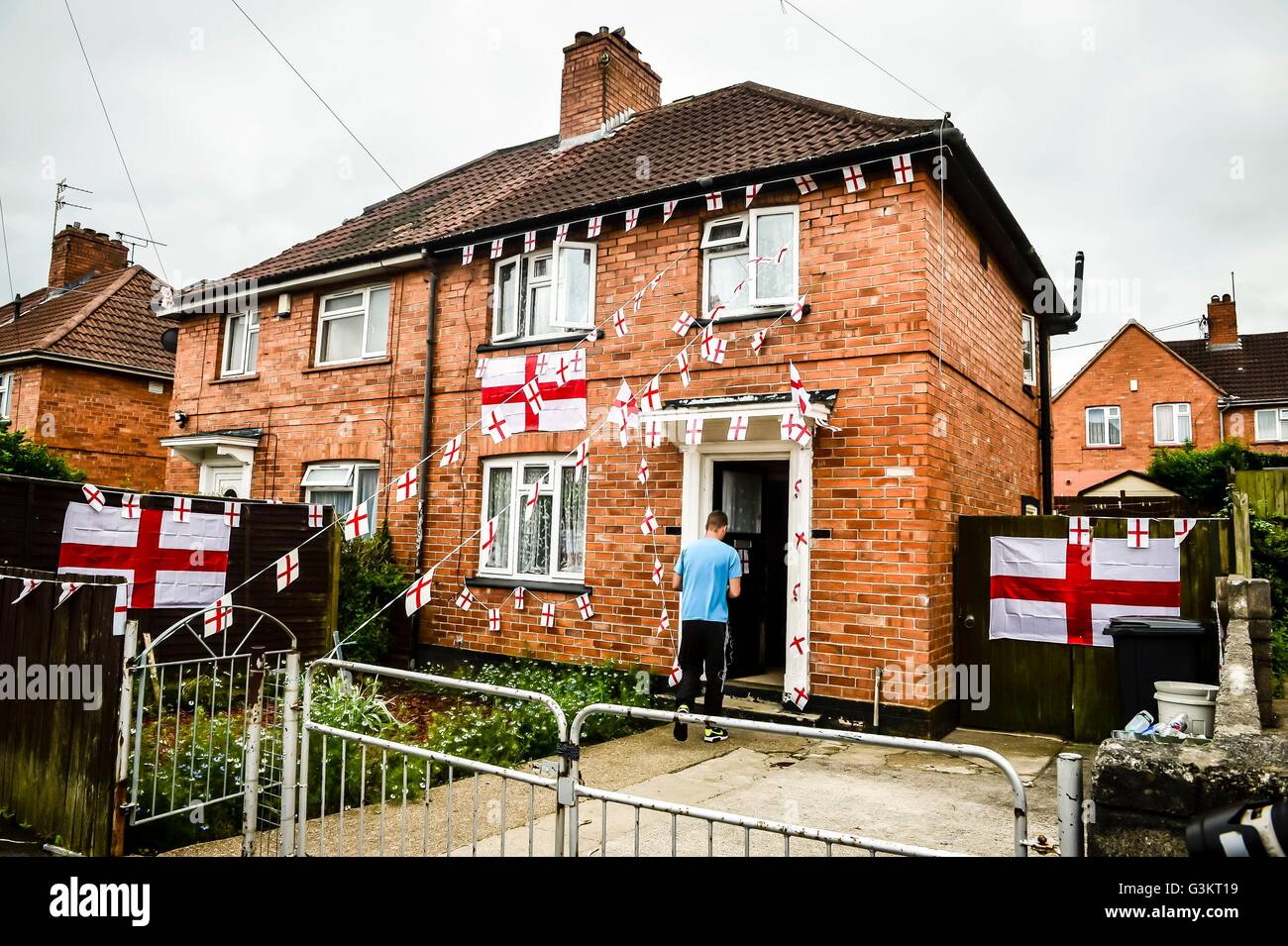 Angleterre drapeaux sont enfilés à travers Torrington Avenue à l'ouest de Knowle Bristol en tant que résidants soutenir l'Angleterre pendant l'Euro 2016 Tournoi de football en France. Banque D'Images