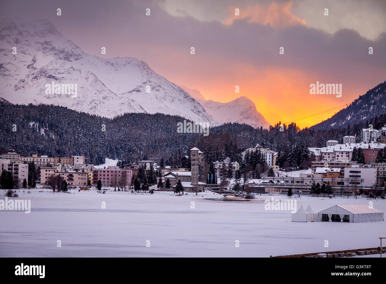 Village de montagne sur la neige sous couvert au coucher du soleil, Sankt Moritz, Suisse Banque D'Images