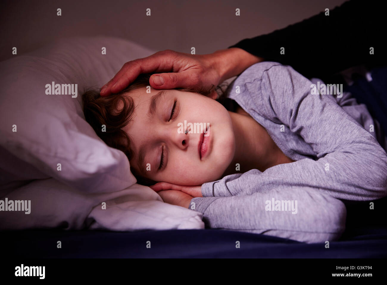 La main caressant les mères endormi Banque D'Images