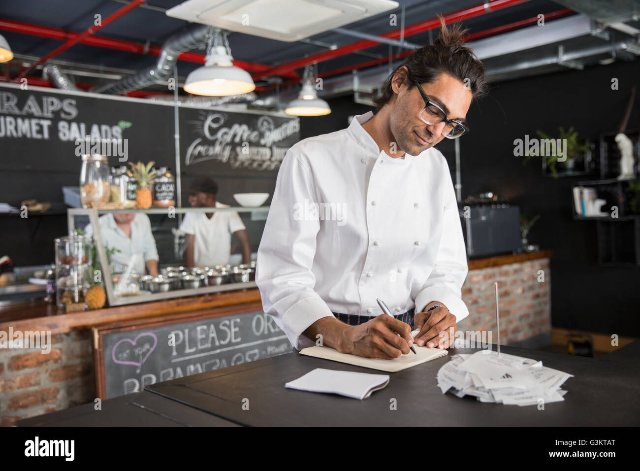 Dans le chef de l'écriture dans le bloc-notes Banque D'Images