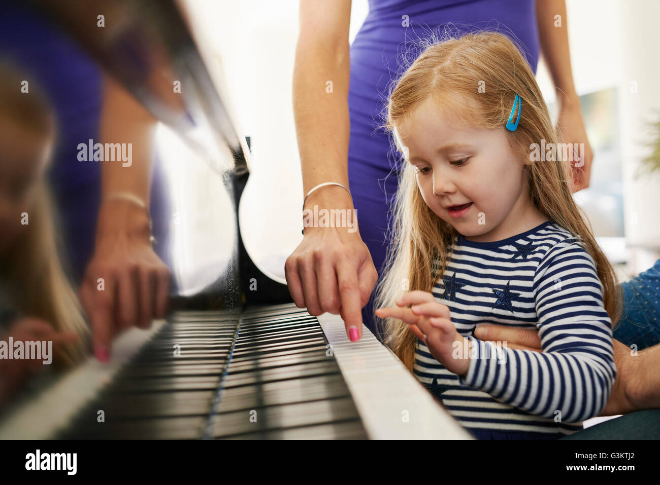 Enseignement Parents fille à jouer du piano Photo Stock - Alamy
