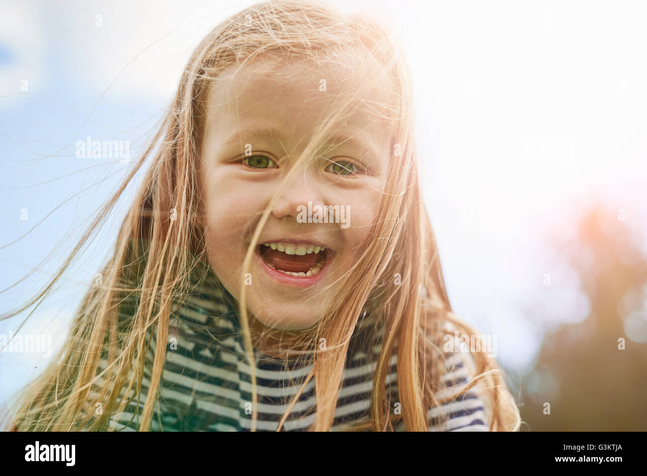 Portrait of smiling girl looking at camera Banque D'Images