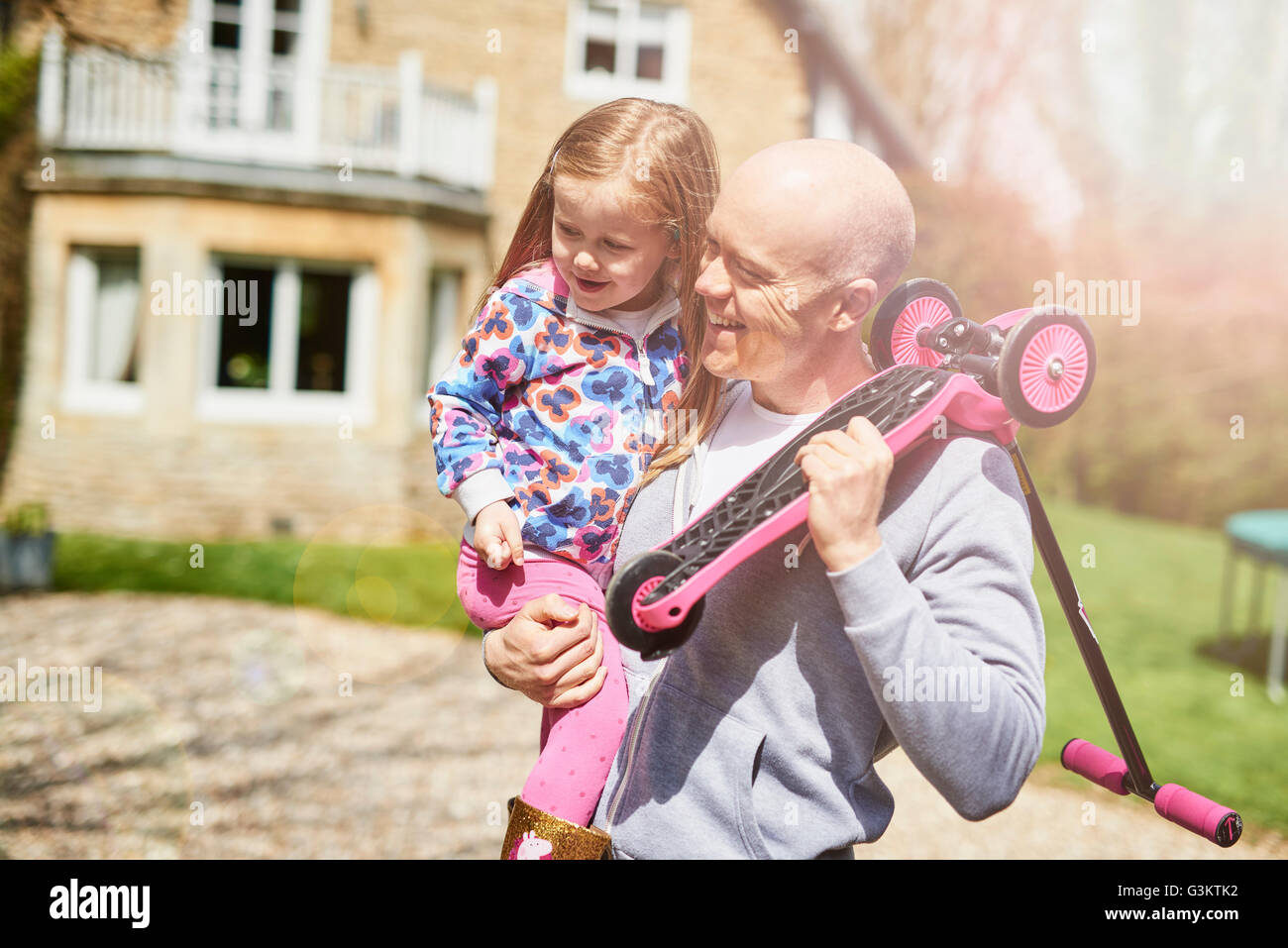 Père et fille comptable scooter Banque D'Images