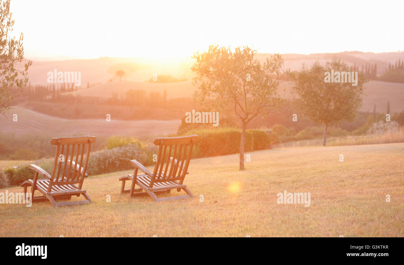 Deux chaises de jardin et le lever du soleil paysage, Toscane, Italie Banque D'Images