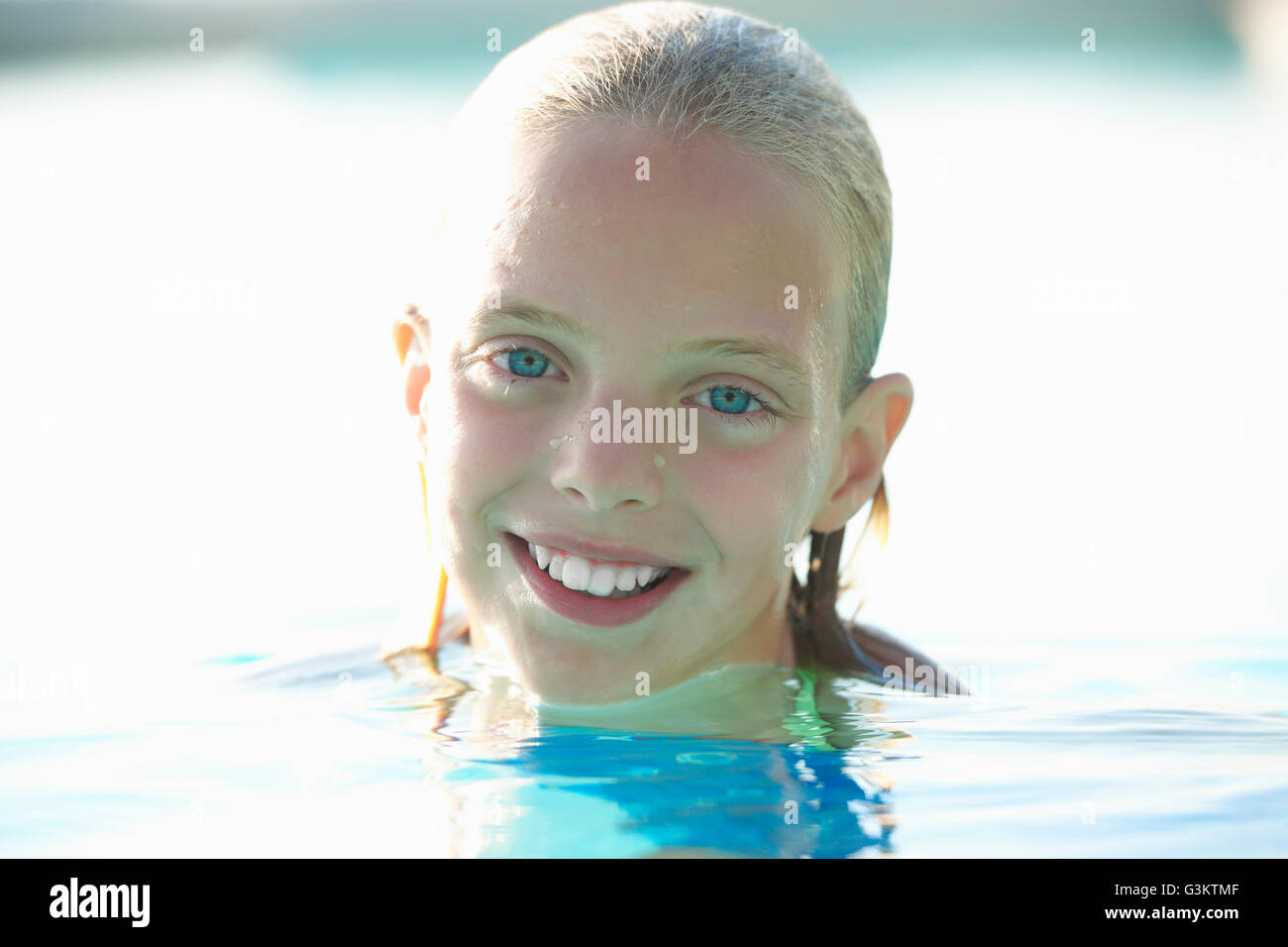 Portrait de Blue Eyed Girl in swimming pool, Castelnuovo Berardenga, Toscane, Italie Banque D'Images