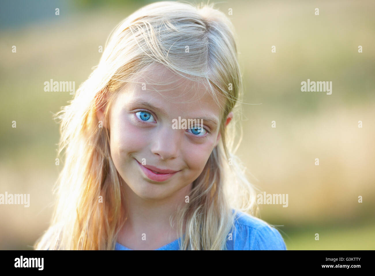Portrait of young girl in field Banque D'Images