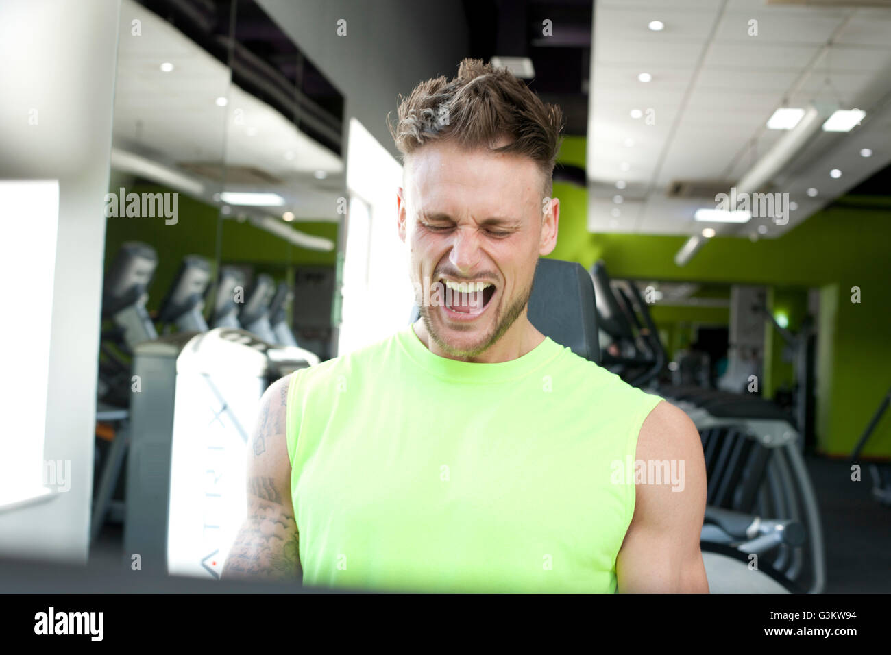 L'homme à l'exercice de sport, l'effort, tirant face Banque D'Images