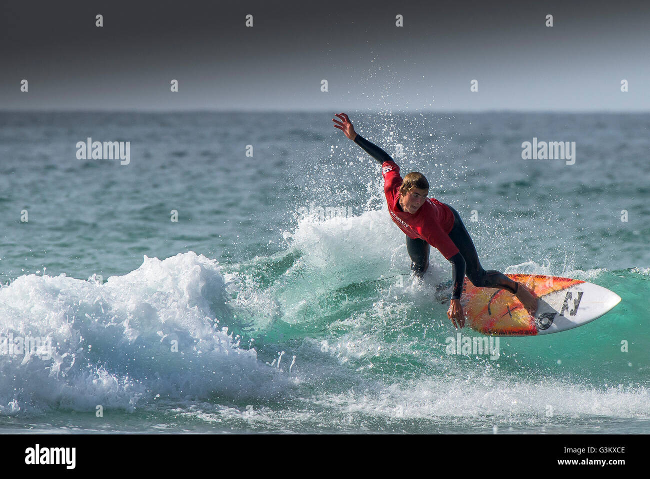 Un surfeur en action spectaculaire qu'il participe à un UK Pro Surf Tour à concurrence de Fistral Newquay, Cornwall. UK. Banque D'Images