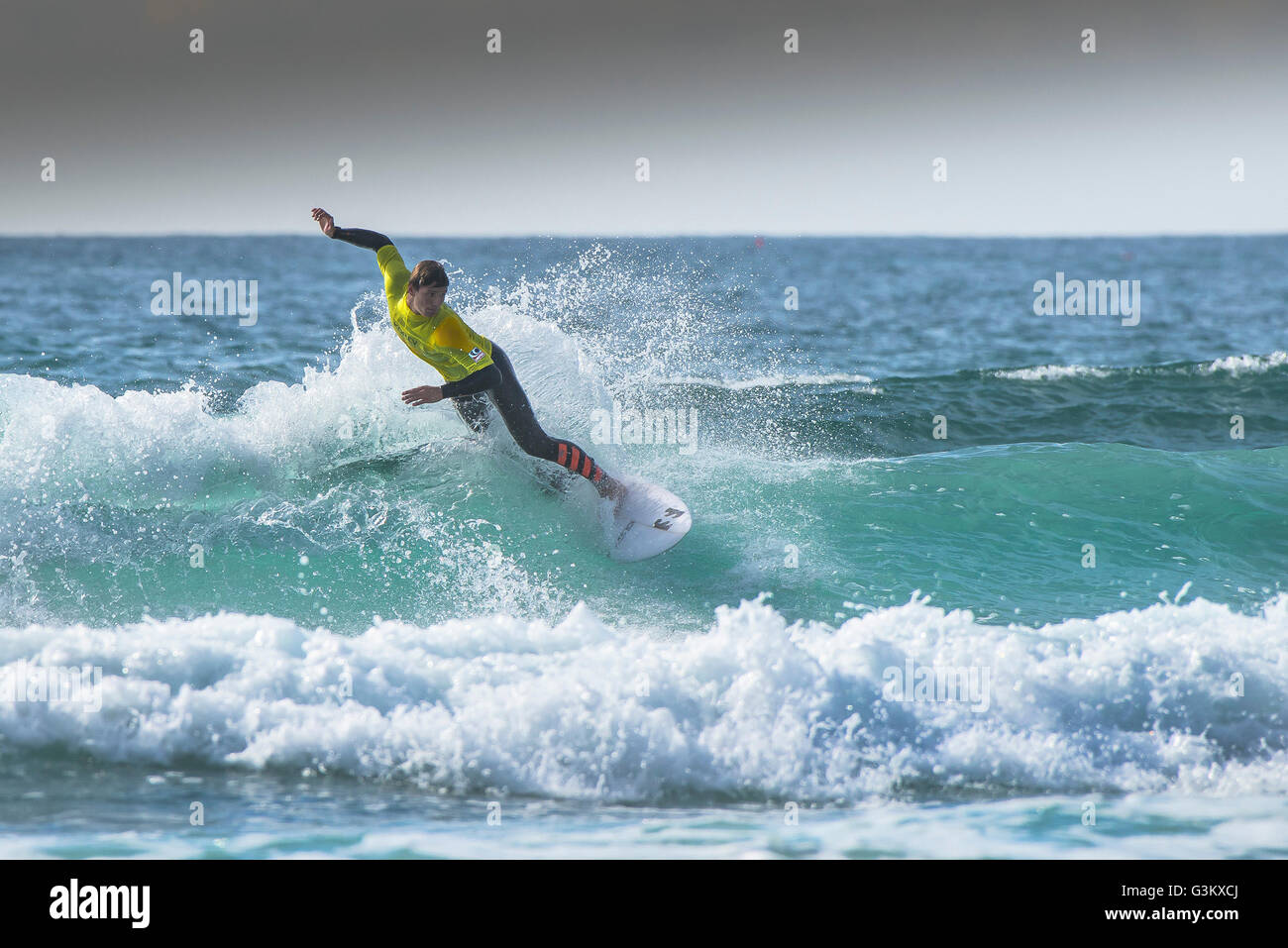 Un surfeur en action spectaculaire qu'il participe à un UK Pro Surf Tour à concurrence de Fistral Newquay, Cornwall. UK. Banque D'Images
