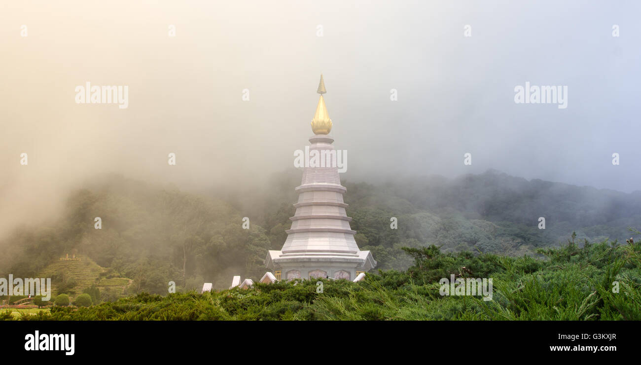 Obélisque en Thaïlande rainforest, foggy day Banque D'Images