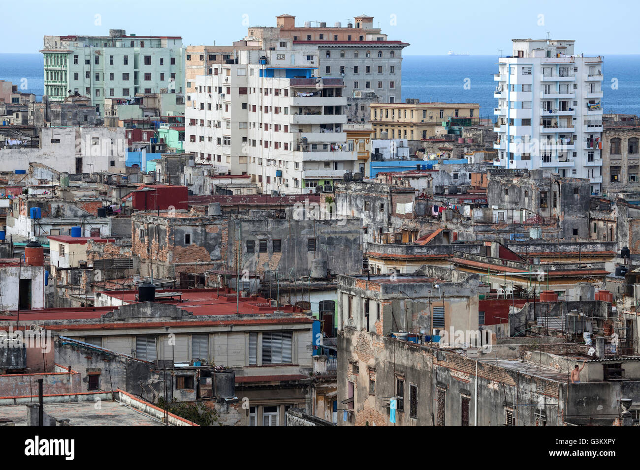 Vue sur les toits de maisons délabrées et en centre-ville, La Havane, Cuba Banque D'Images